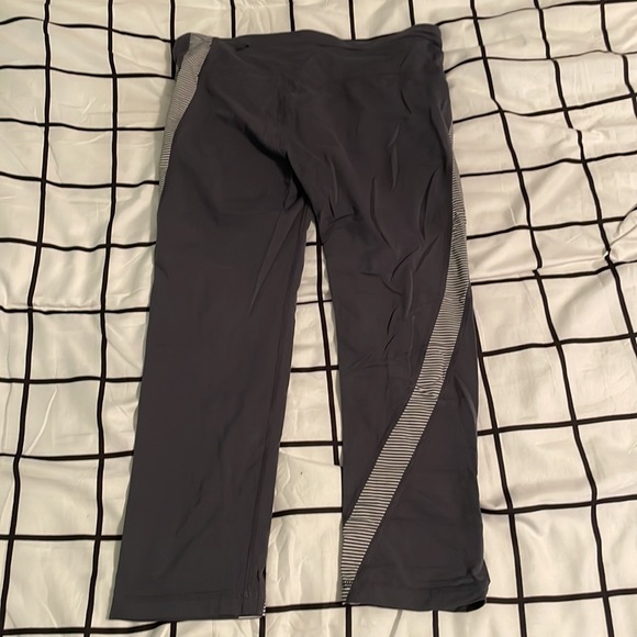Women’s cropped athletic leggings size small - Picture 2 of 5